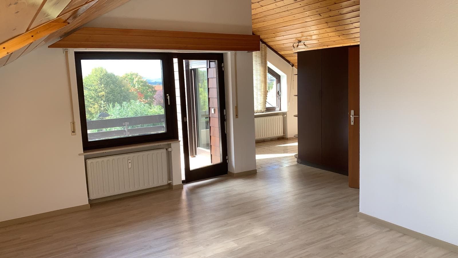 Vermietet: Gemütlichkeit und Moderne vereint: 3-Zimmer-DG-Wohnung mit Einbauküche und 2 Balkonen in beliebtem Ortsteil von Michelbach/Bilz