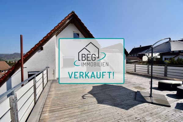 Verkauft: Gemütliche Dachgeschosswohnung mit riesiger Dachterrasse, tollem Ausblick und 2 Garagen